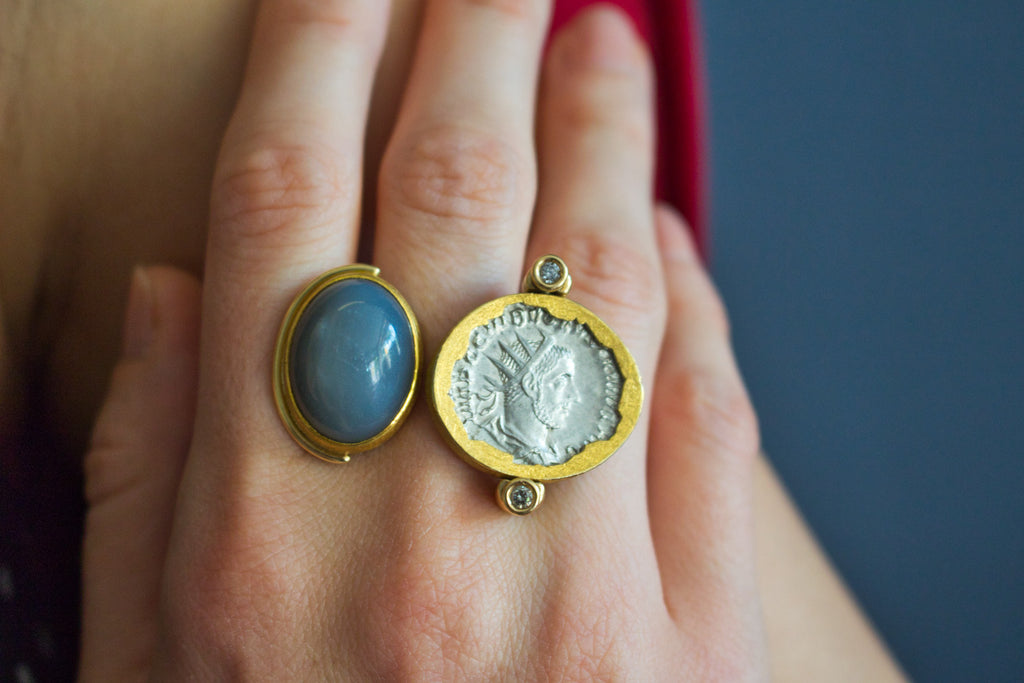 Ring, antike Münze und Mondstein - Goldschmiedekunst Hein